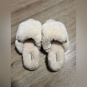 Fireside Women's Cream Fuzzy Sandals